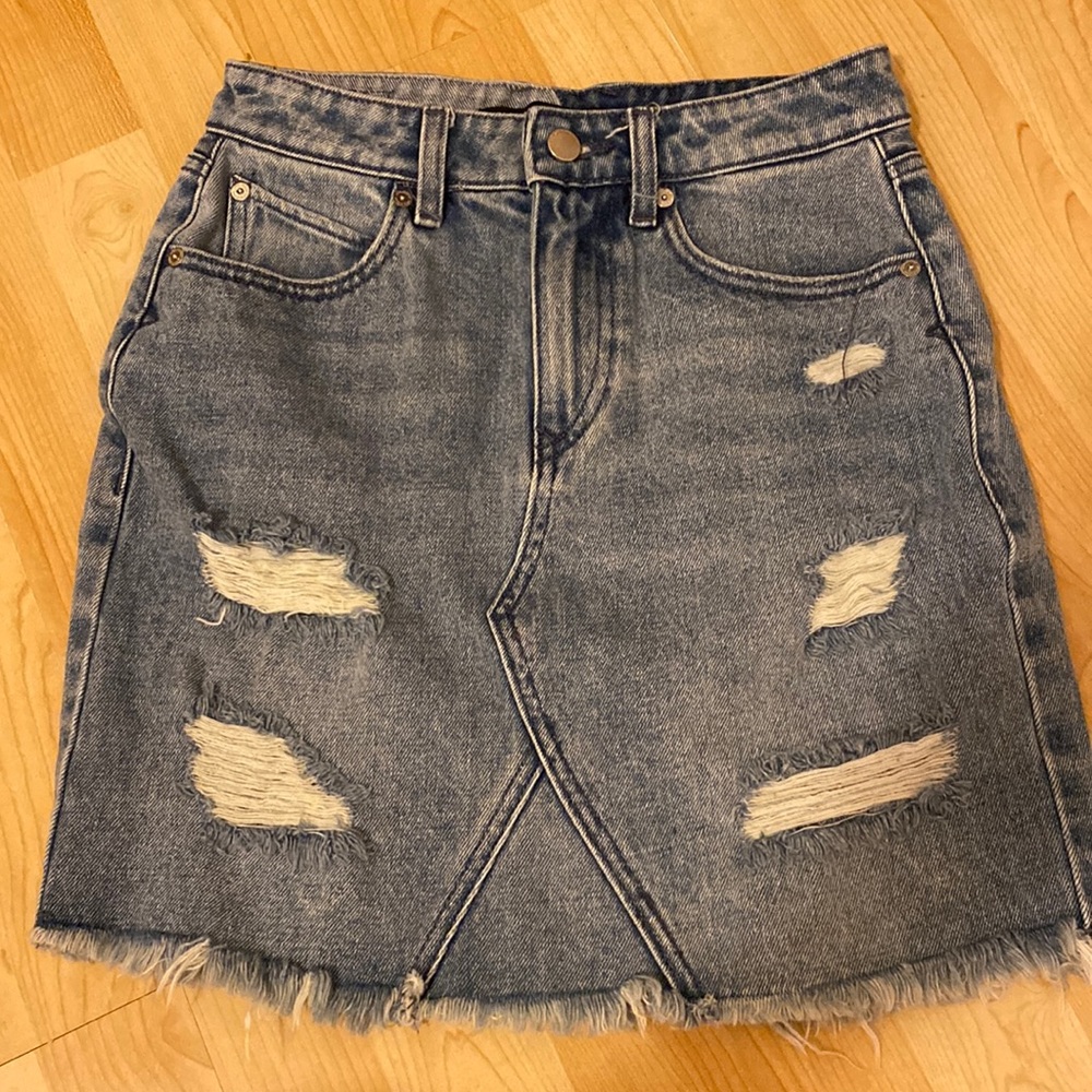 Women’s Volcom Denim Skirt. Size XS (0-2). Good used condition.